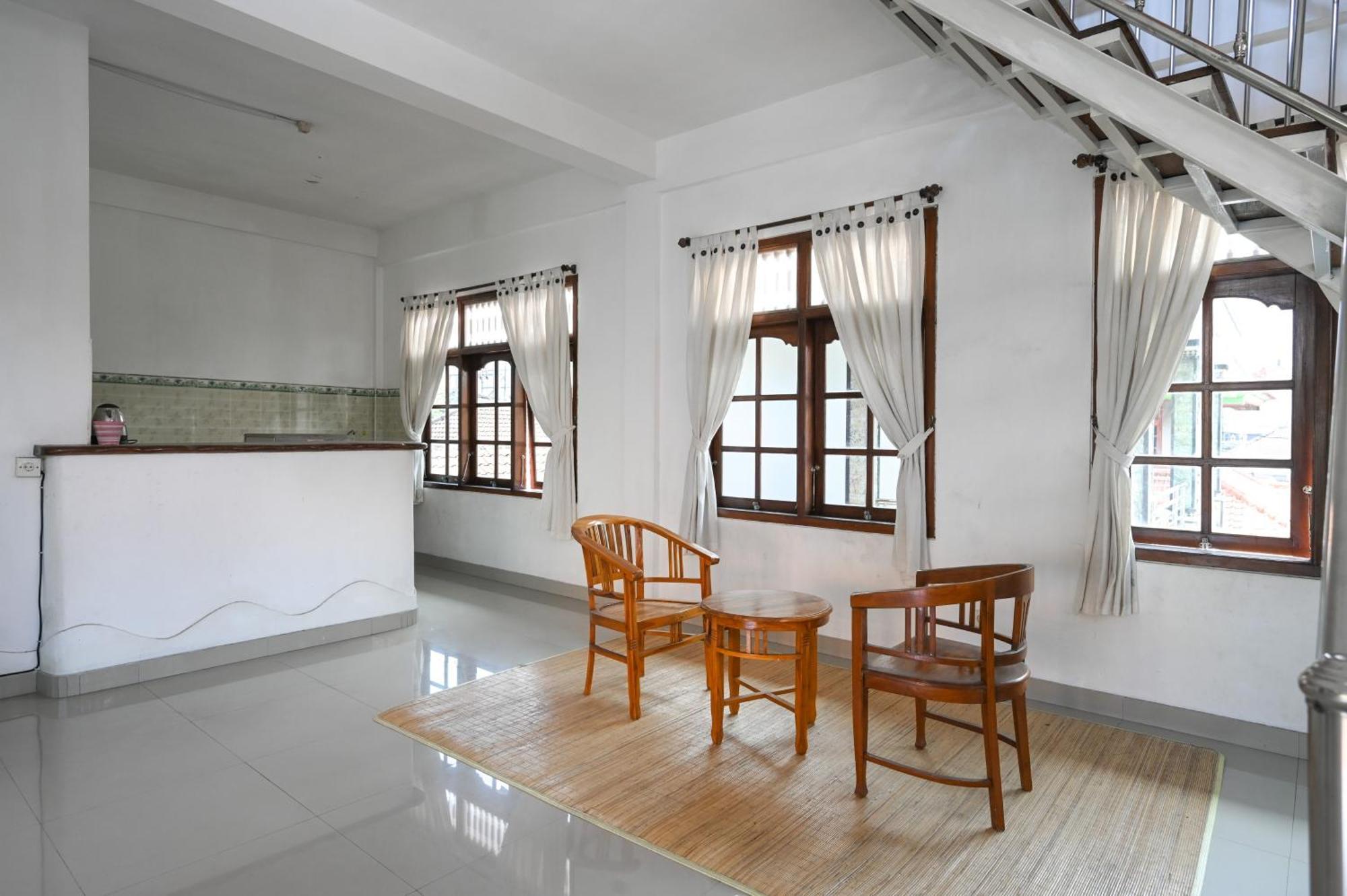Ceria Guesthouse Seminyak Mitra Reddoorz Esterno foto