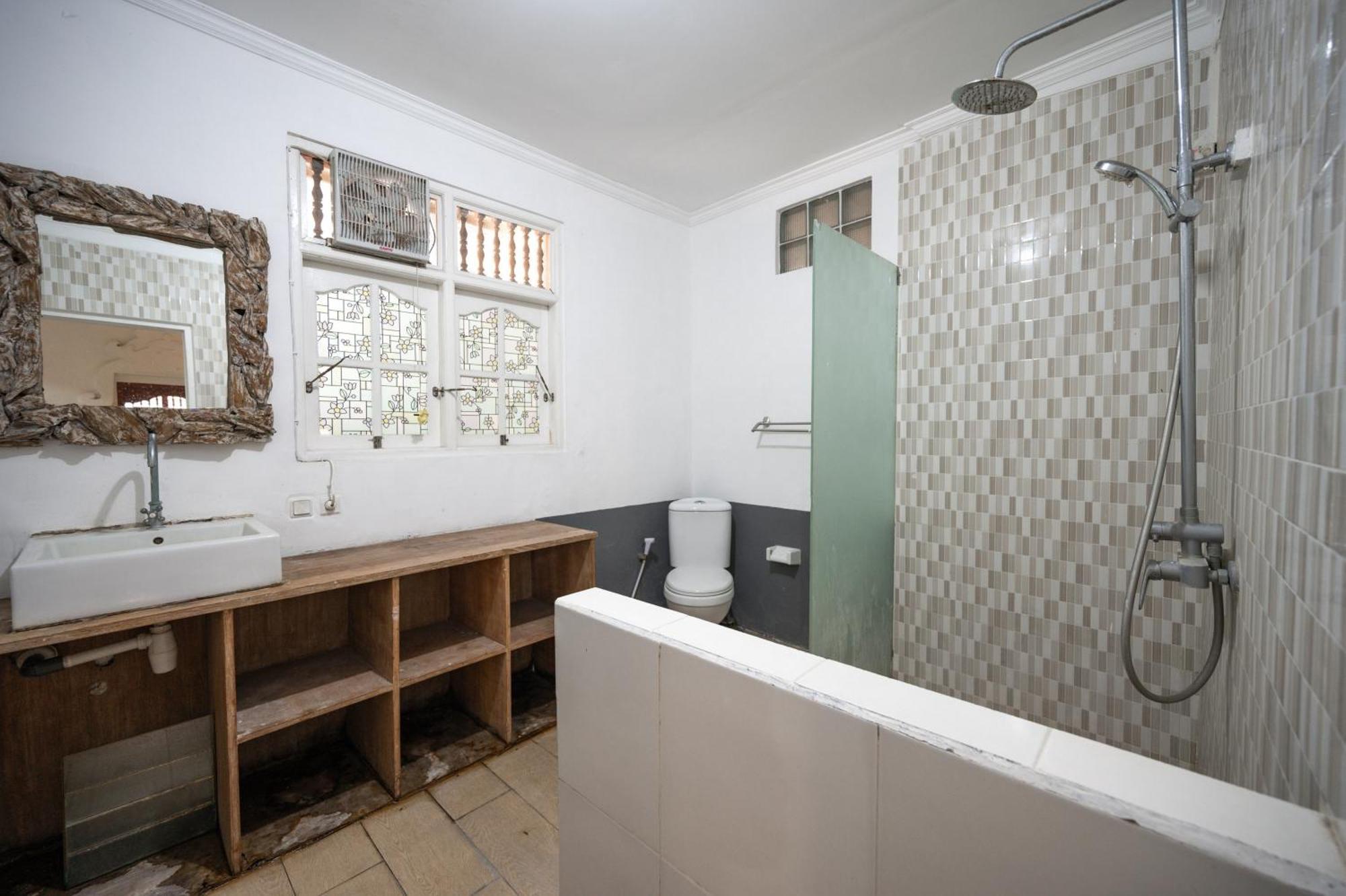 Ceria Guesthouse Seminyak Mitra Reddoorz Esterno foto