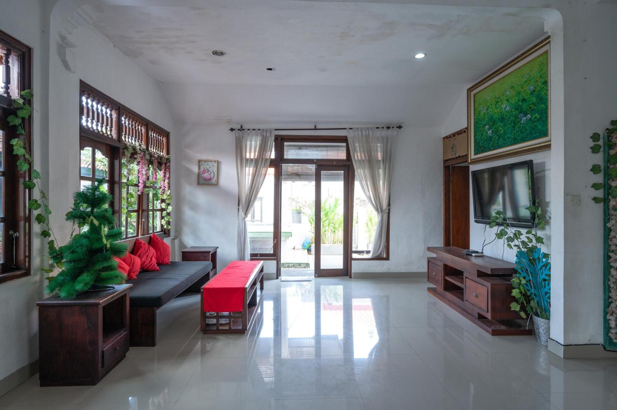 Ceria Guesthouse Seminyak Mitra Reddoorz Esterno foto