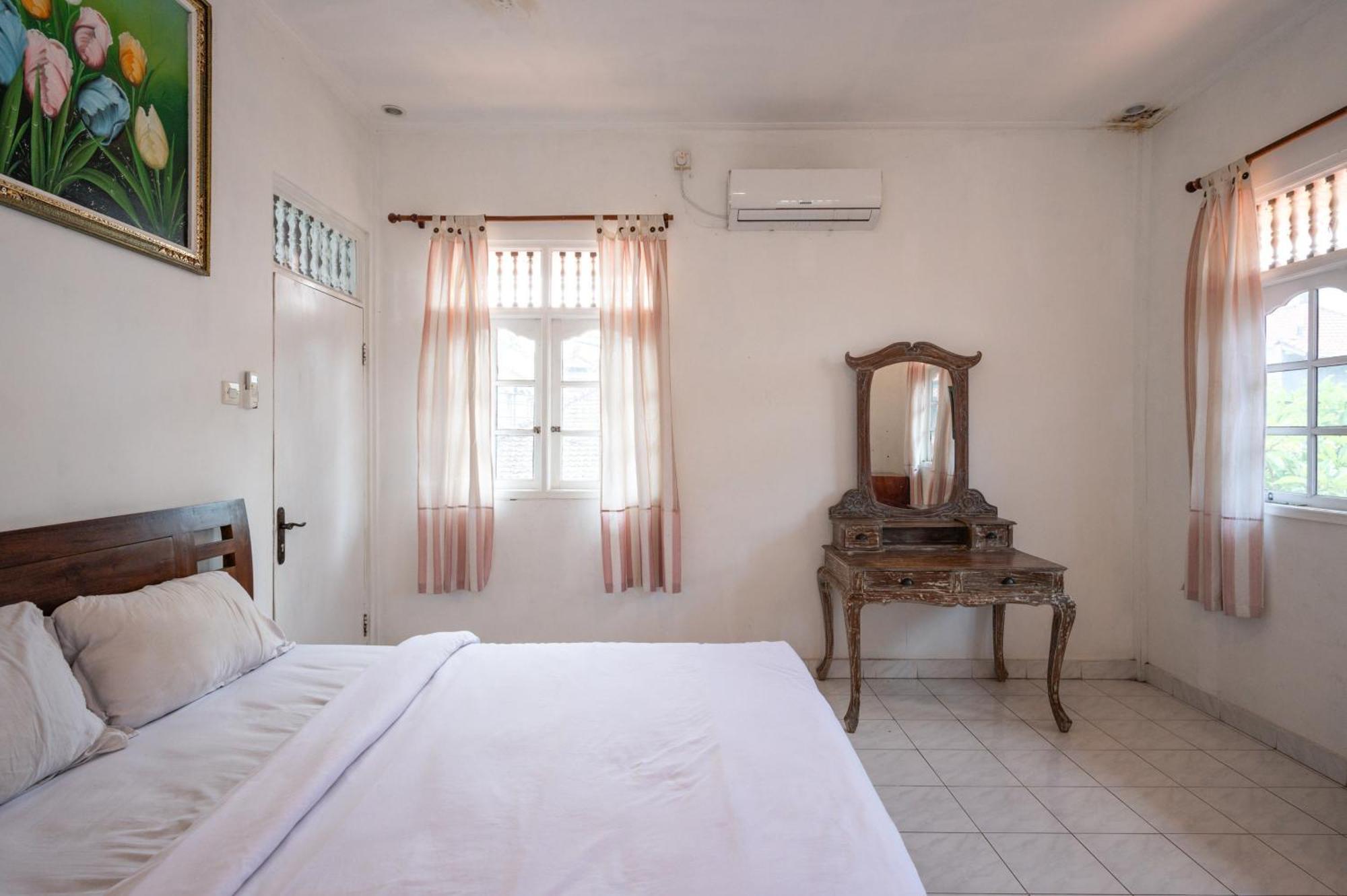 Ceria Guesthouse Seminyak Mitra Reddoorz Esterno foto