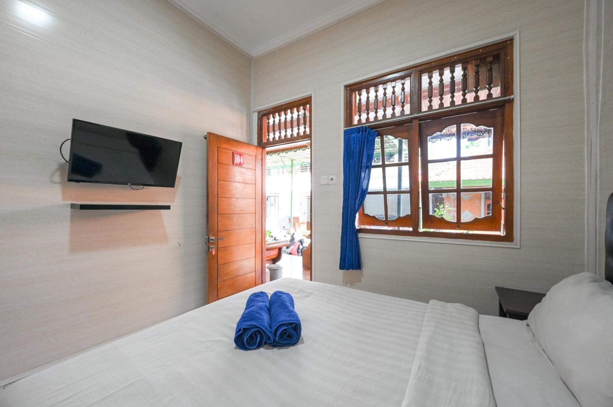 Ceria Guesthouse Seminyak Mitra Reddoorz Esterno foto