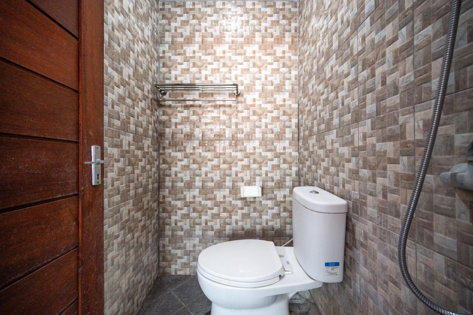 Ceria Guesthouse Seminyak Mitra Reddoorz Esterno foto