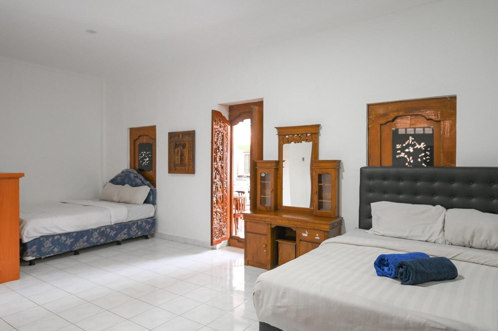 Ceria Guesthouse Seminyak Mitra Reddoorz Esterno foto