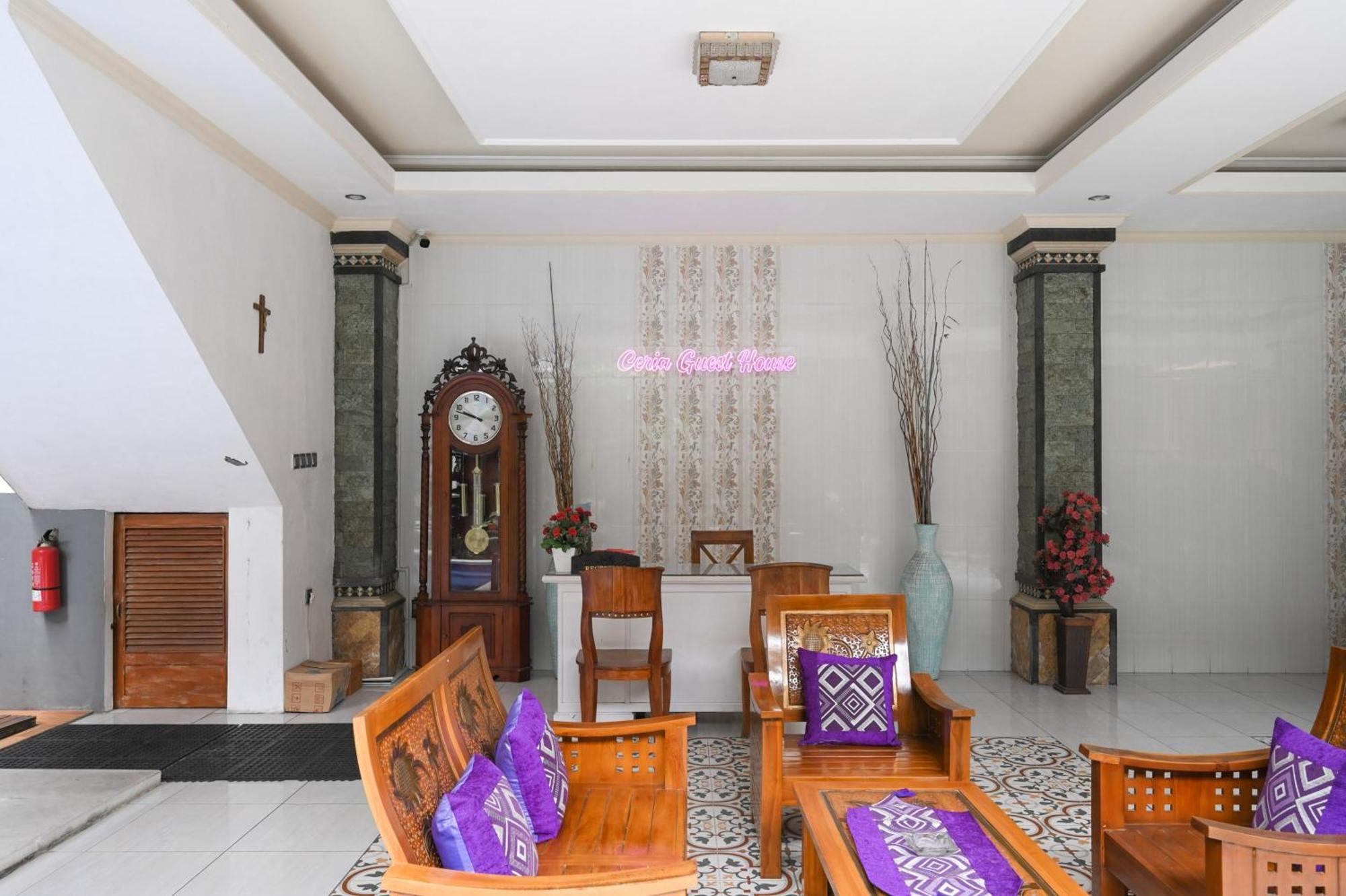 Ceria Guesthouse Seminyak Mitra Reddoorz Esterno foto