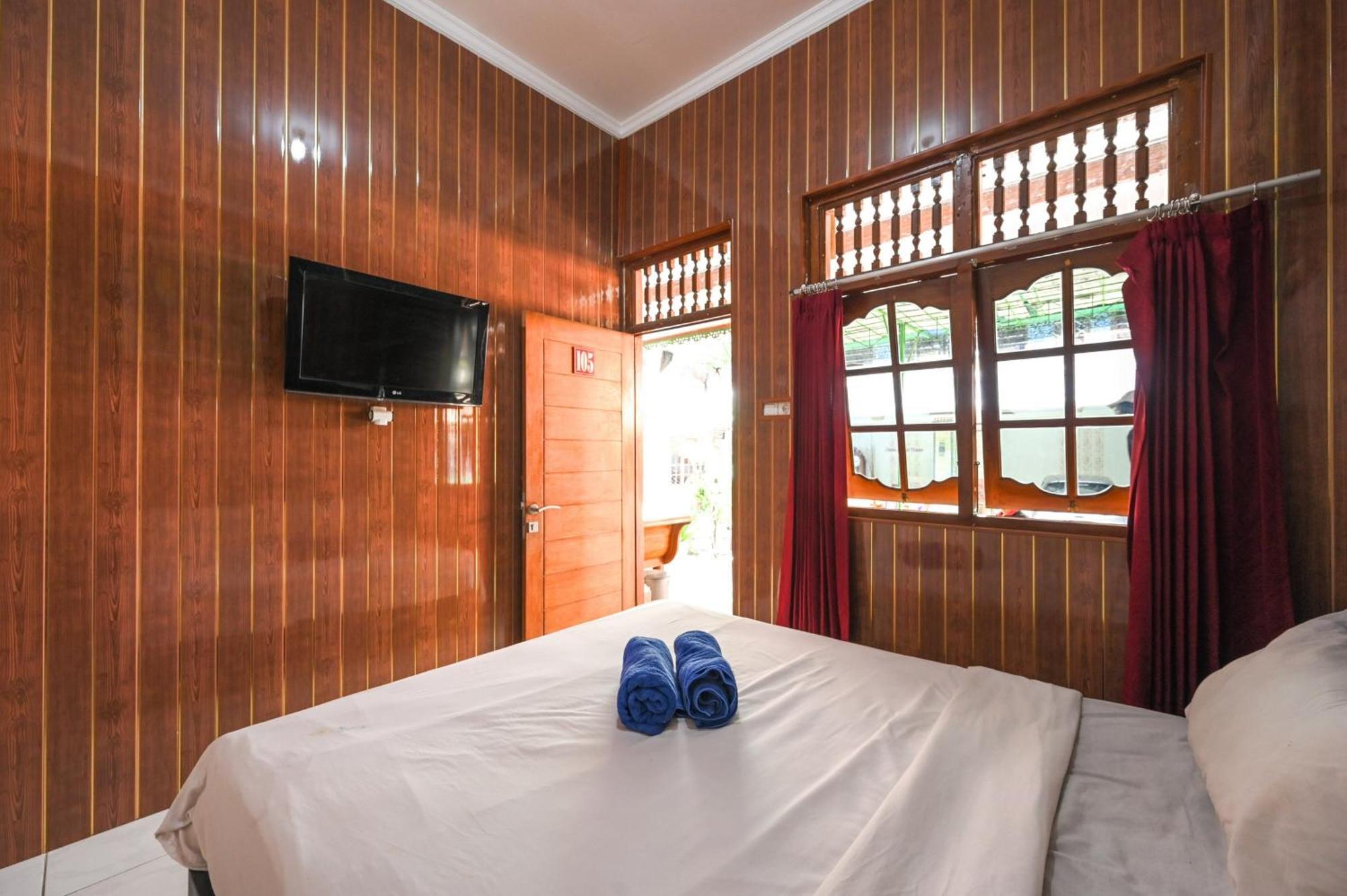 Ceria Guesthouse Seminyak Mitra Reddoorz Esterno foto