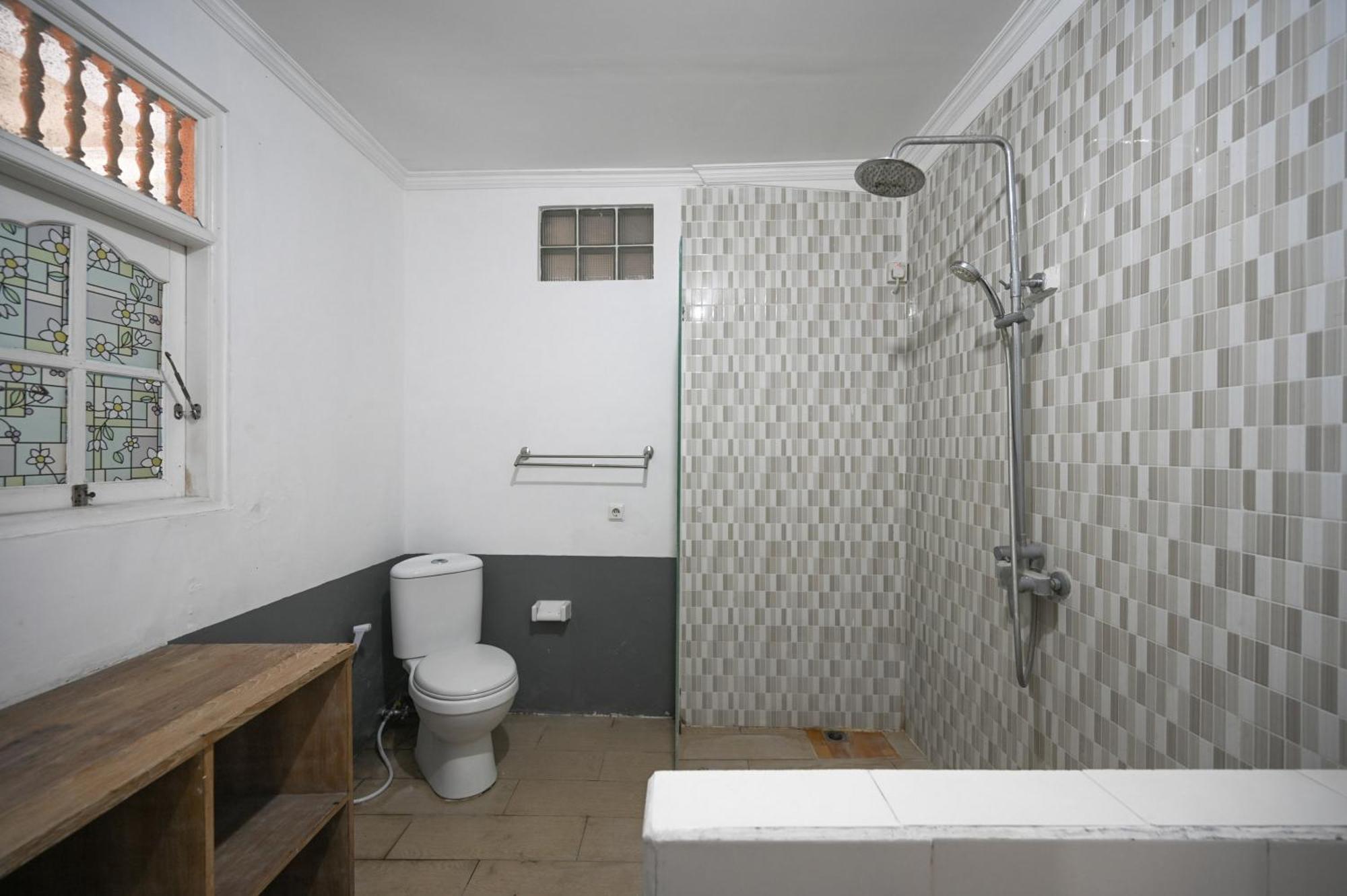 Ceria Guesthouse Seminyak Mitra Reddoorz Esterno foto