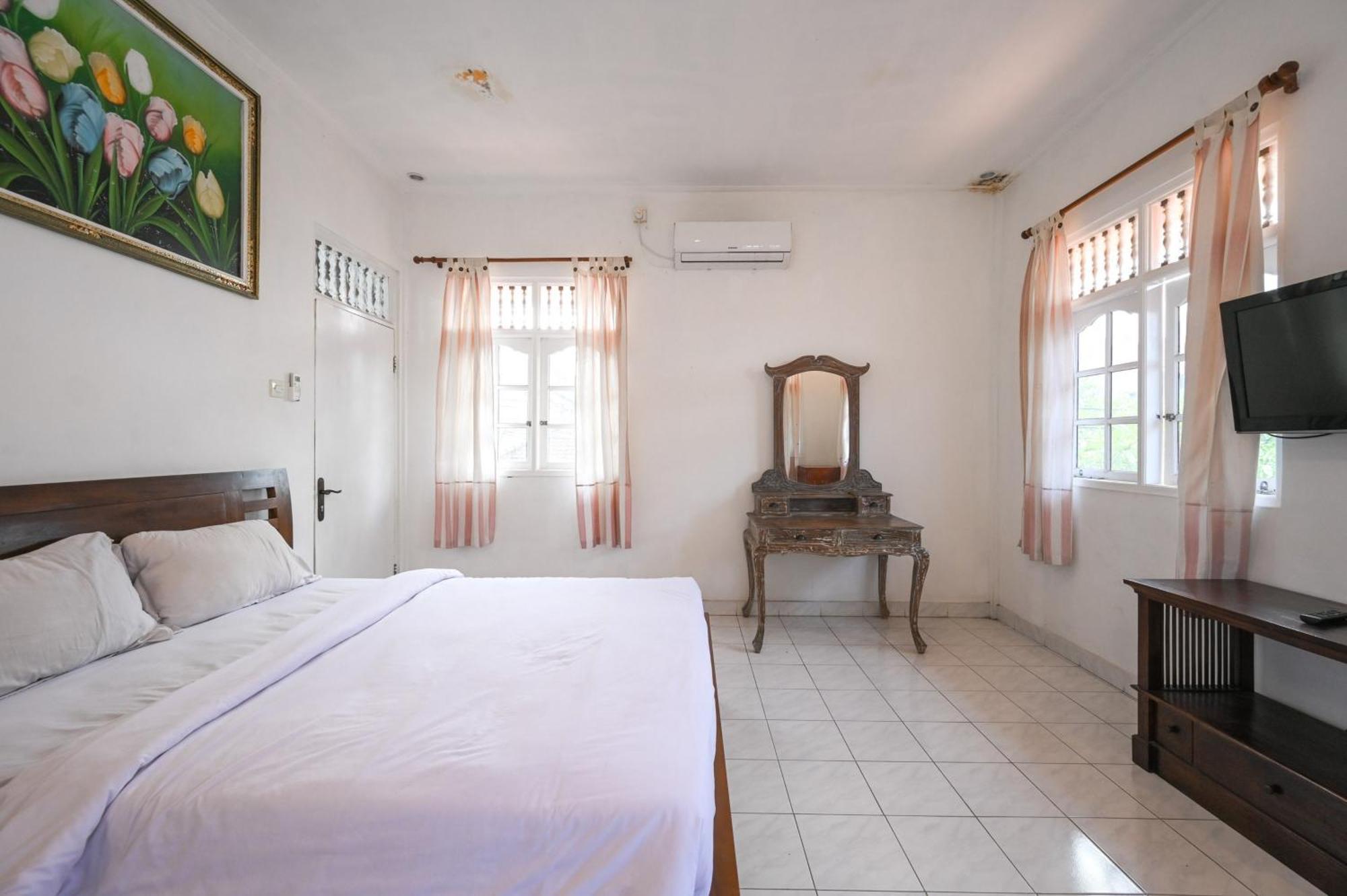 Ceria Guesthouse Seminyak Mitra Reddoorz Esterno foto