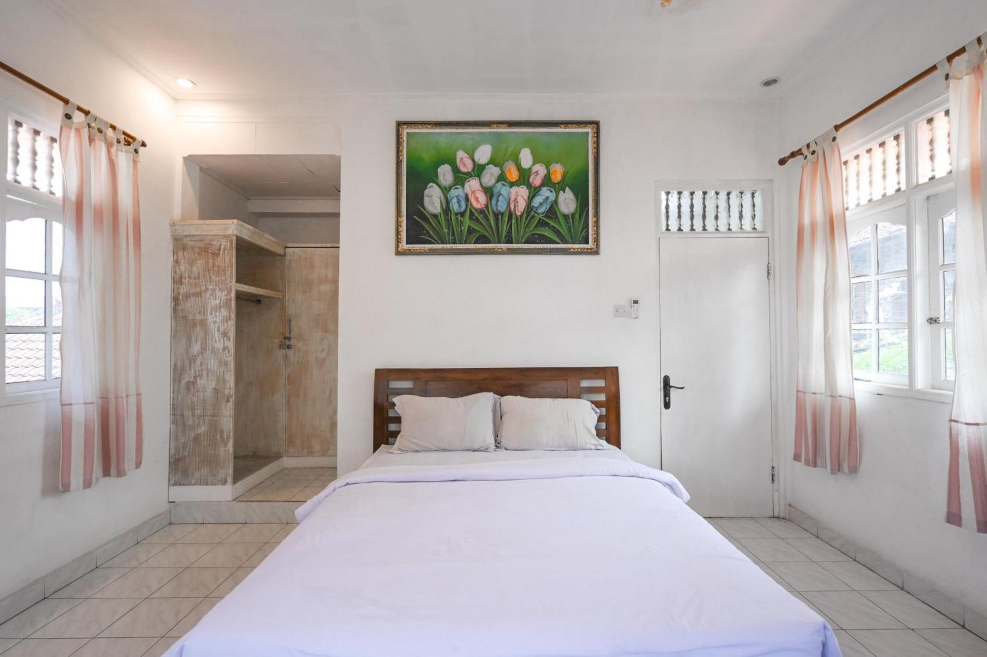 Ceria Guesthouse Seminyak Mitra Reddoorz Esterno foto