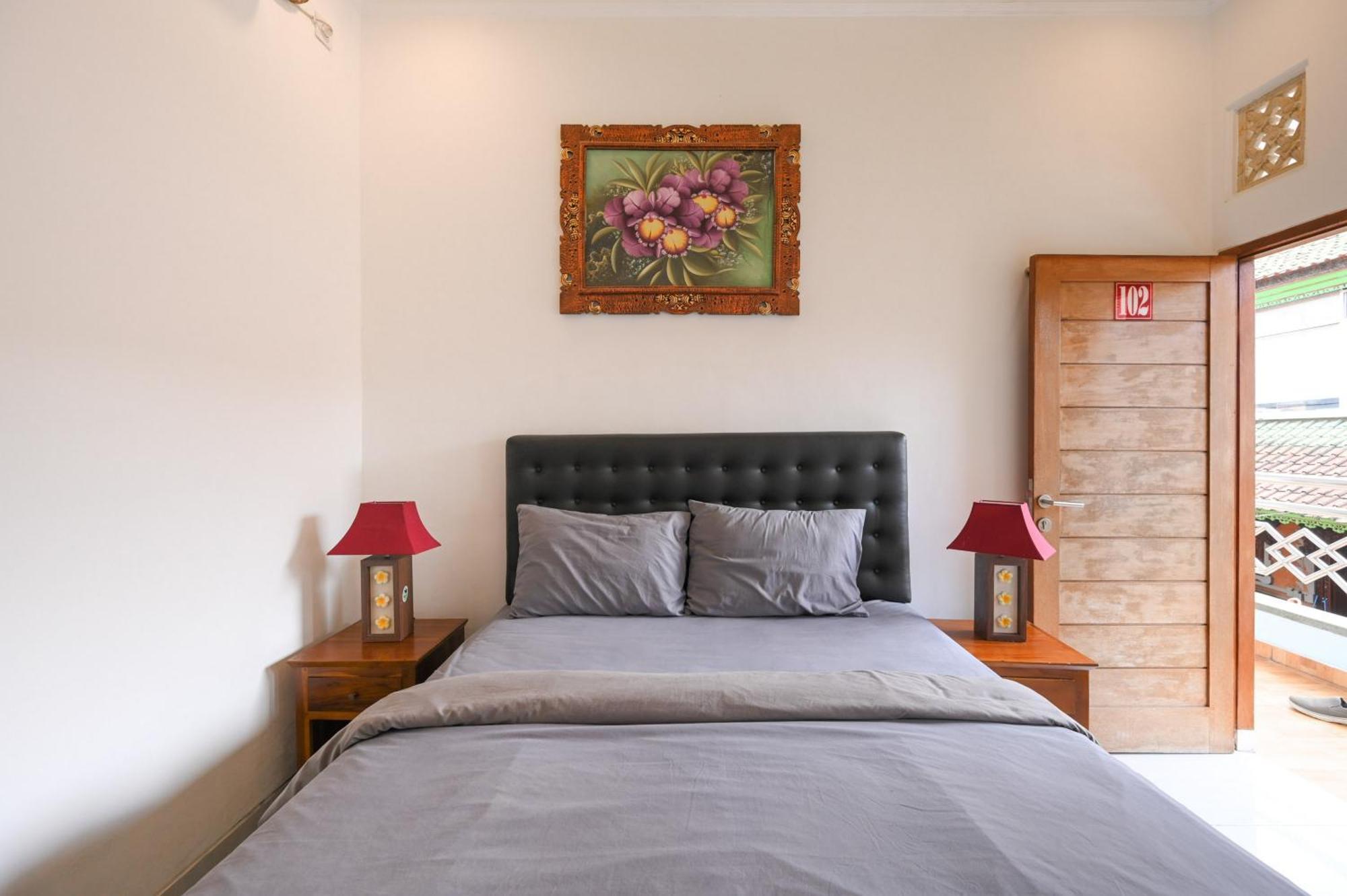 Ceria Guesthouse Seminyak Mitra Reddoorz Esterno foto